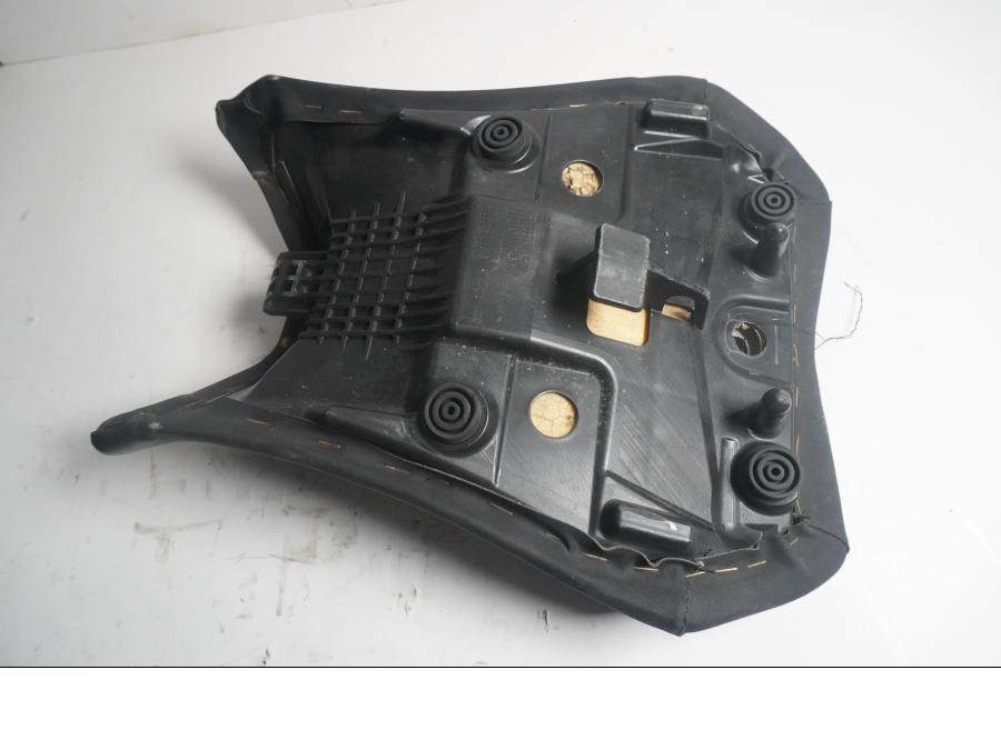 Höger sida på Sadel från en Yamaha YZF-R 125 -2009 motorcykel.