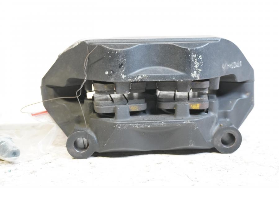 Höger sida på Bromsok från en Triumph Speed Triple -2011 motorcykel.