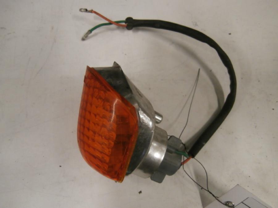 Framsidan på <p>Blinkers vänster fram från Honda VFR 750 F 1988.</p>
<p>Okej skick.</p> motorcykel.