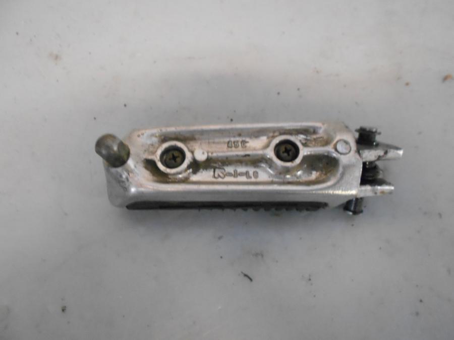 Baksidan på Fotpinne från en Suzuki GSX 1400 -2003 motorcykel.