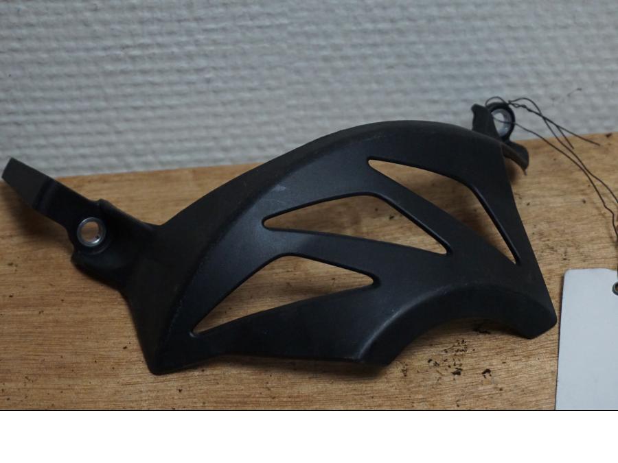 Framsidan på Motorskyddskåpa från en Yamaha MT-09 Tracer -2015 motorcykel.