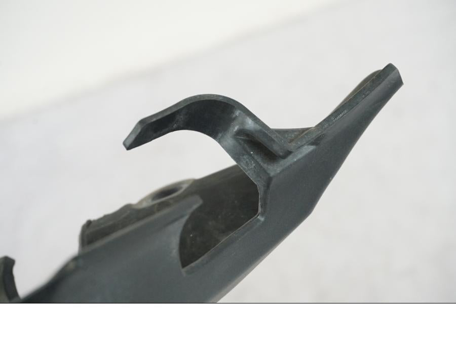 Snett nerifrån på Ramskydd från en Triumph Tiger Explorer -2013 motorcykel.