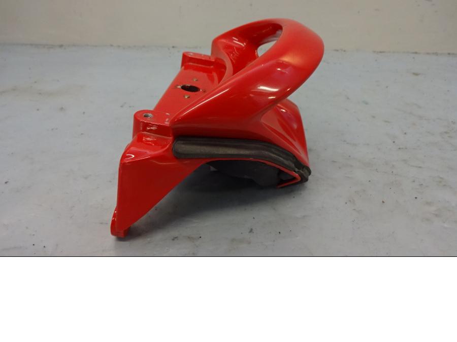 Snett uppifrån på Passagerarhandtag från en Ducati ST2 -2001 motorcykel.