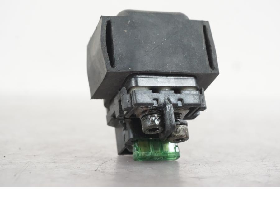 Snett uppifrån på Startrelä från en Kawasaki ZX-6R -2006 motorcykel.