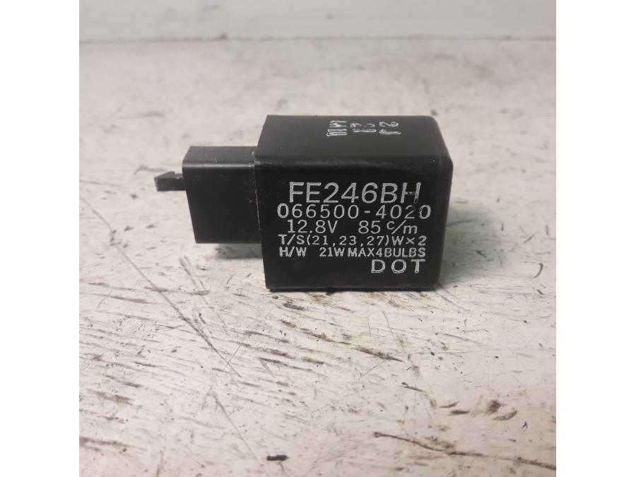 Framsidan på Blinkersrelä från en Kawasaki VN 900 -2007 motorcykel.