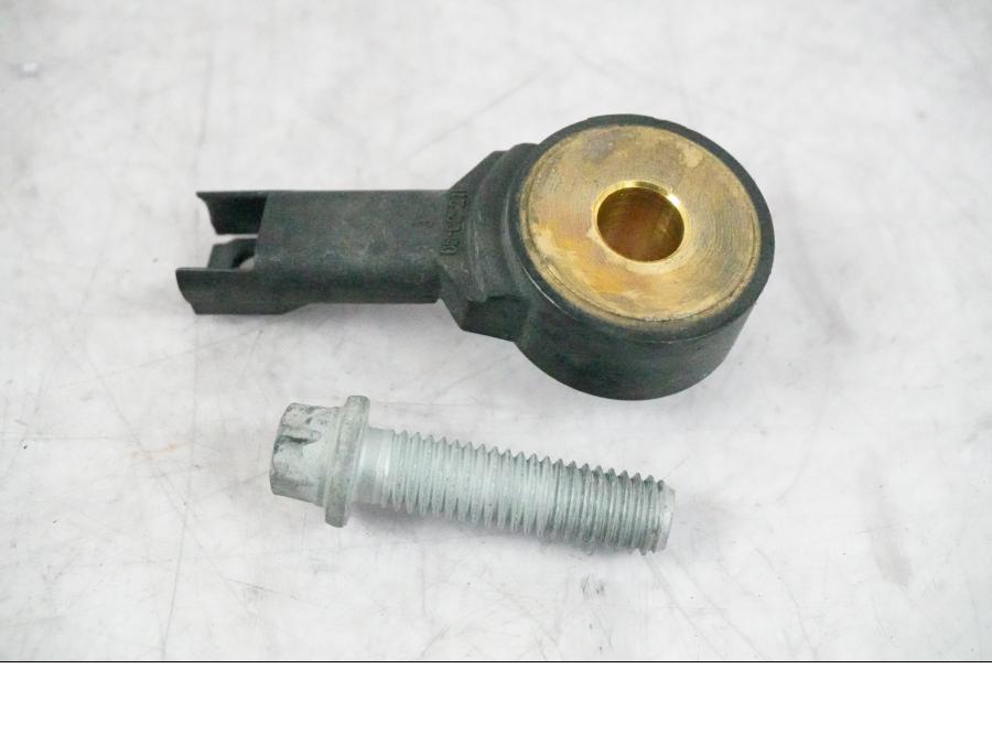 Baksidan på Knacksensor från en BMW K 1200 S -2005 motorcykel.