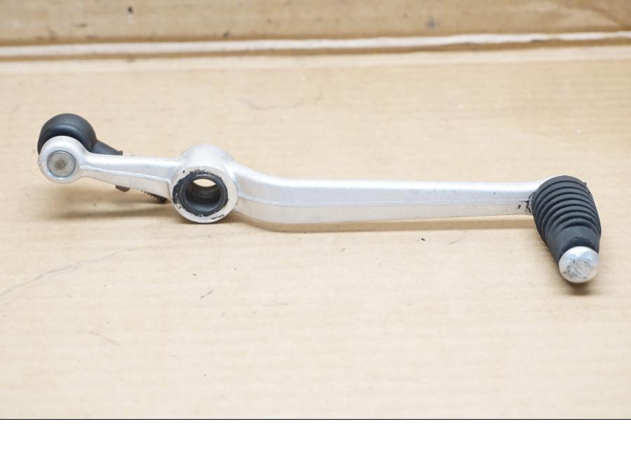 Framsidan på Bromspedal från en Yamaha YZF R6 -2008 motorcykel.