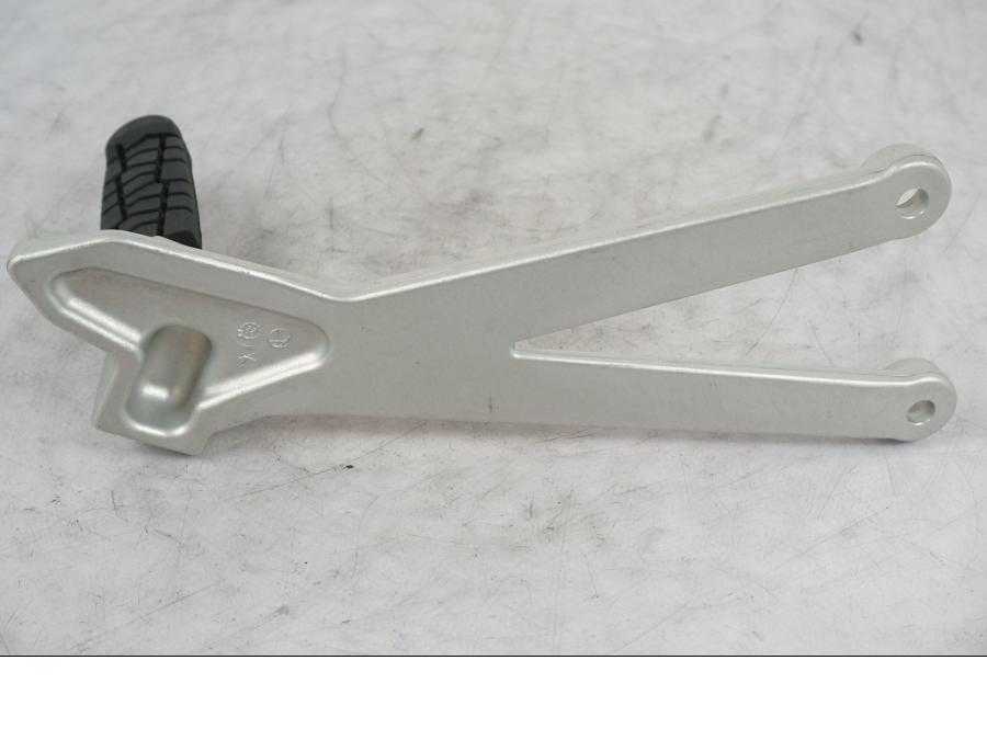 Extrabild6 på Fotpinnefäste från en KTM 690 Enduro -2022 motorcykel.