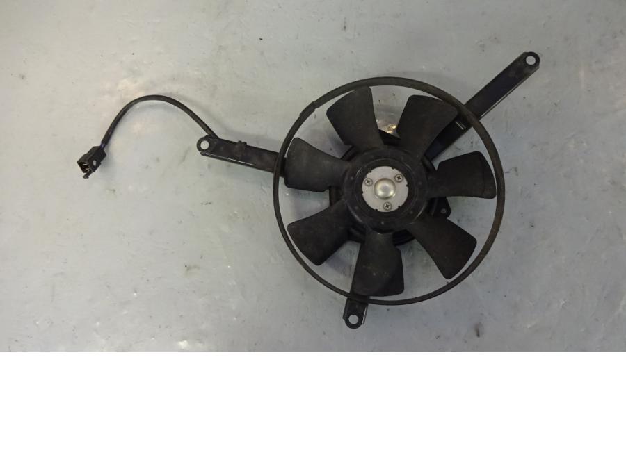 Baksidan på Vattenkylfläkt från en Yamaha FJR 1300 -2003 motorcykel.