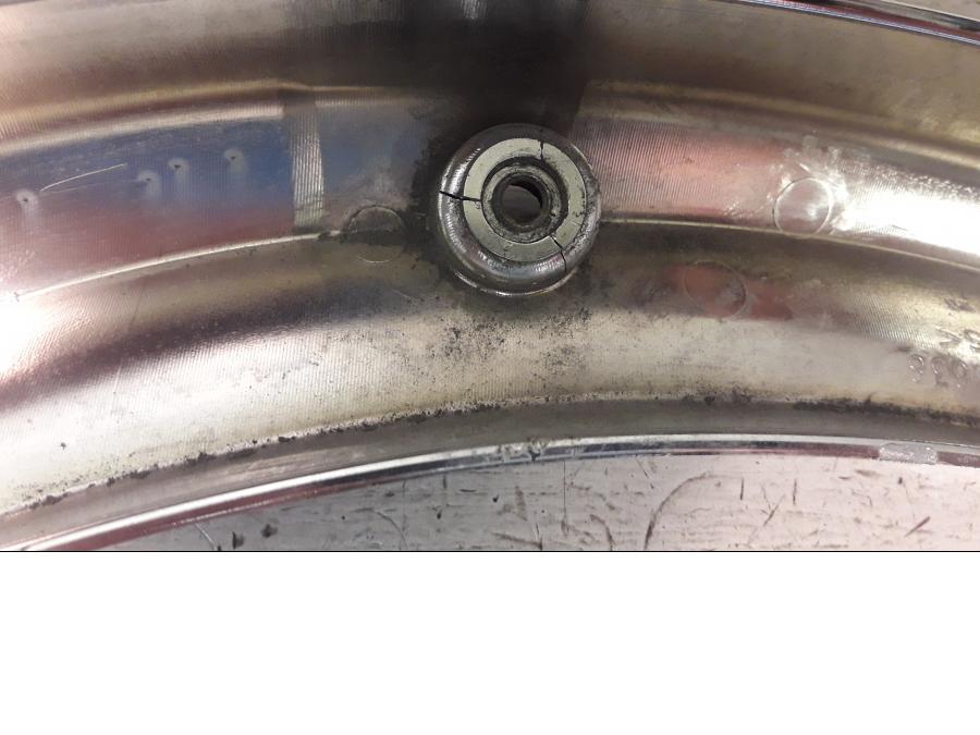 Höger sida på Bakskärmstag från en Kawasaki VN 900 -2007 motorcykel.