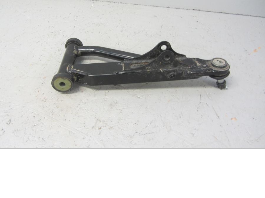 Baksidan på Länkarm från en Suzuki LTA 750 XP E -2009 motorcykel.