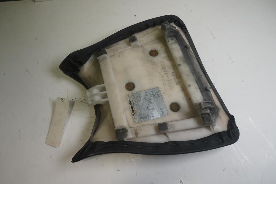 Höger sida på Sadel från en Kawasaki ZXR 750 -1993 motorcykel.