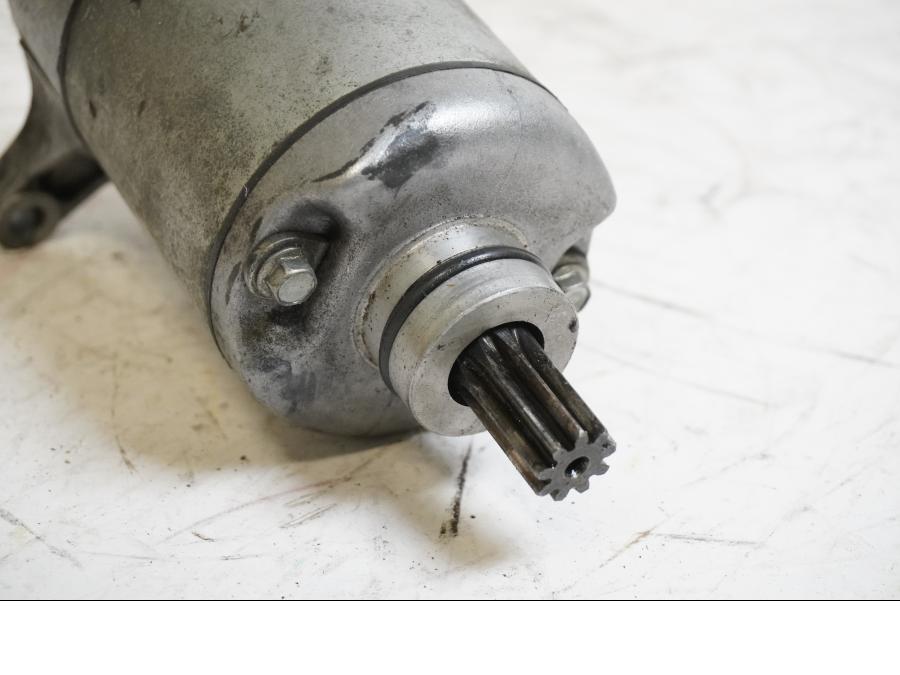 Baksidan på Startmotor från en Yamaha YZF 750 R -1994 motorcykel.