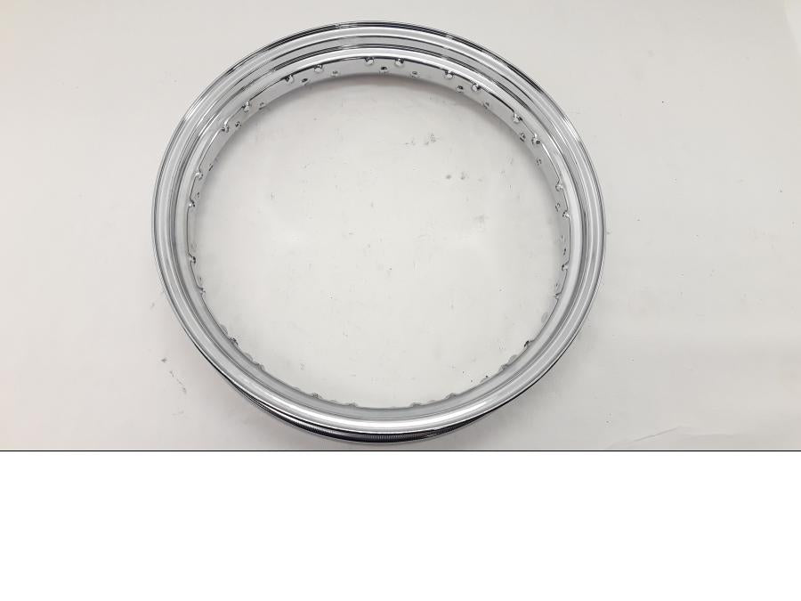 Höger sida på Fälg från en Honda VT 1100 C -1998 motorcykel.