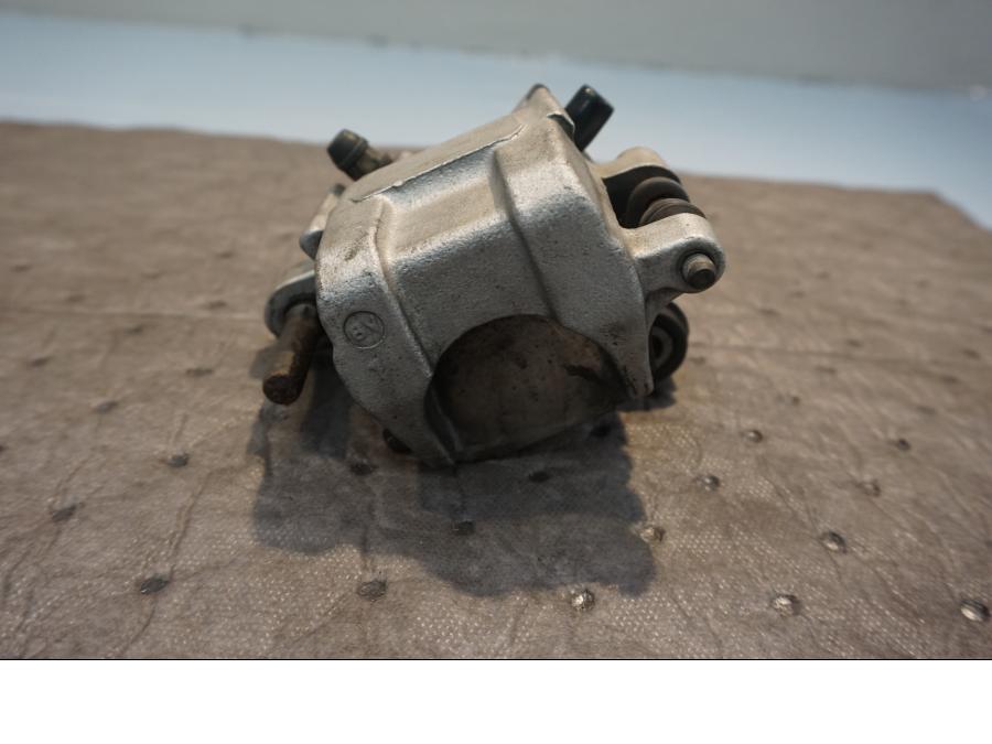 Baksidan på Bromsok från en Honda CBR 900 RR -1999 motorcykel.