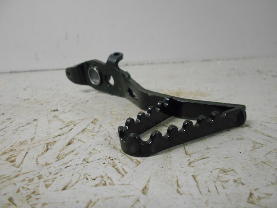 Höger sida på <p>Bromspedal från BMW R 1200 GS 2015.</p>
<p>Lite skrapmärken finns.</p> motorcykel.