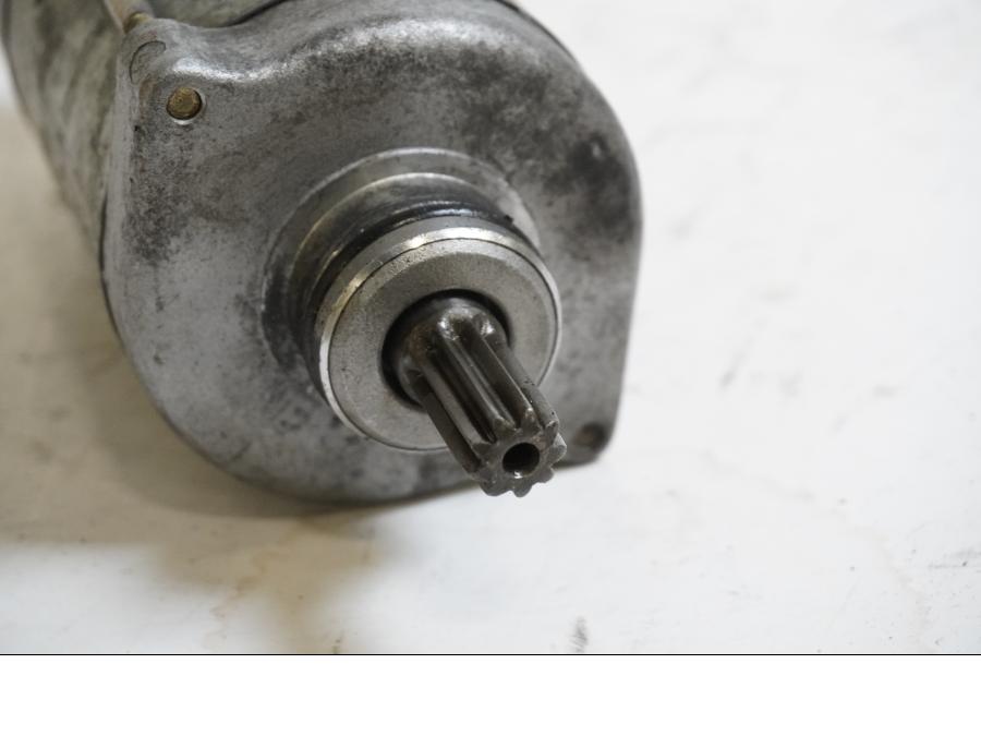 Baksidan på Startmotor från en Honda CBR 600 -1994 motorcykel.