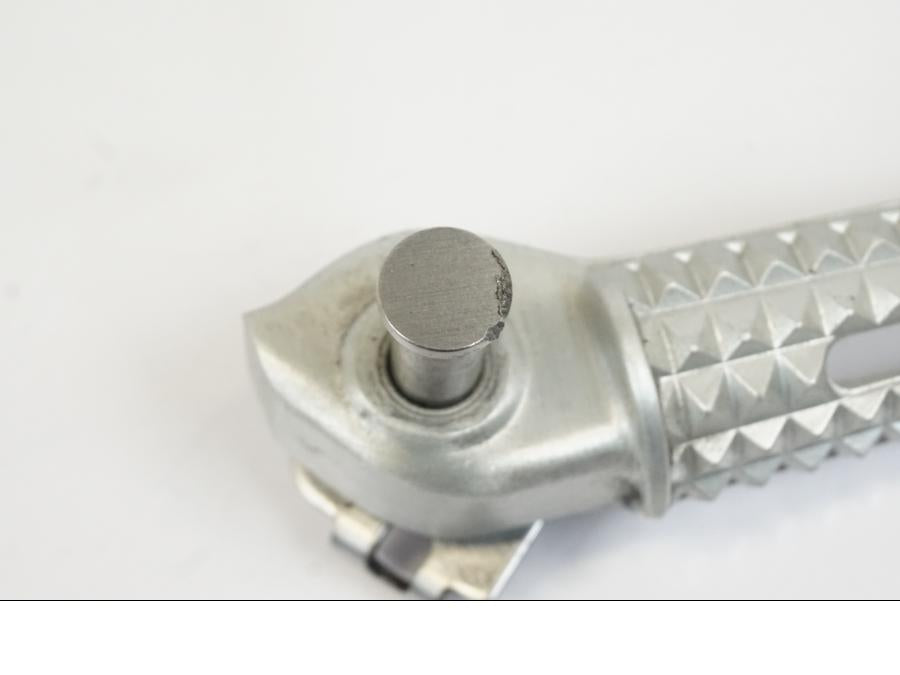 Snett uppifrån på Fotpinne från en Triumph Trident -2021 motorcykel.