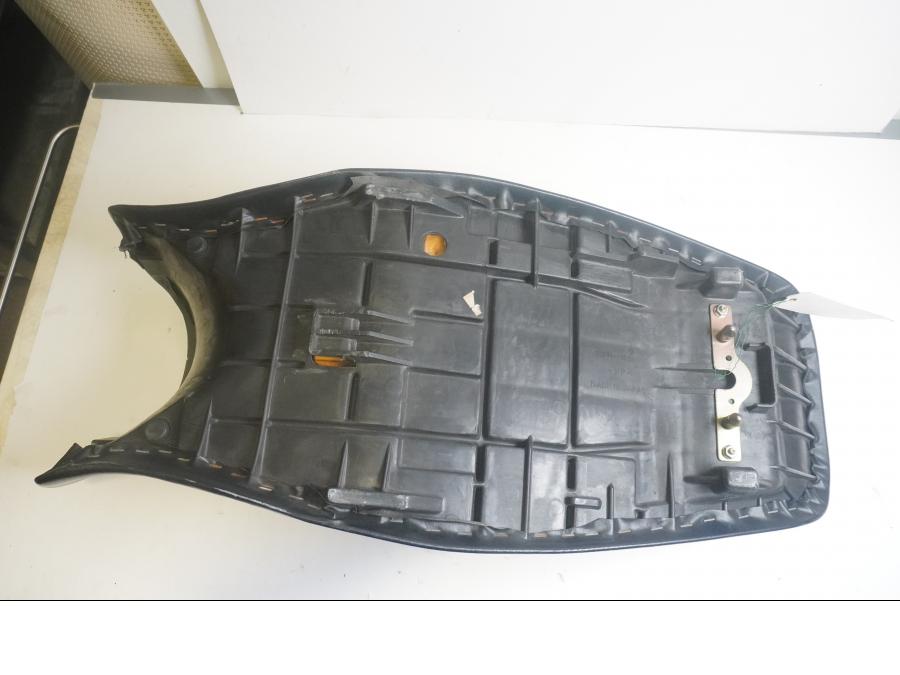 Baksidan på Sadel från en Kawasaki ZZR 1100 -1992 motorcykel.