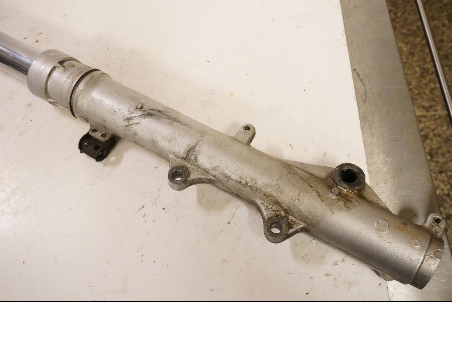 Vänster sida på Gaffelben från en Yamaha XT 600 -1990 motorcykel.