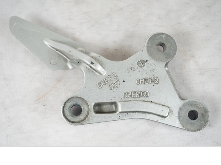 Snett uppifrån på Fotpinnefäste från en Yamaha MT 125 -2017 motorcykel.