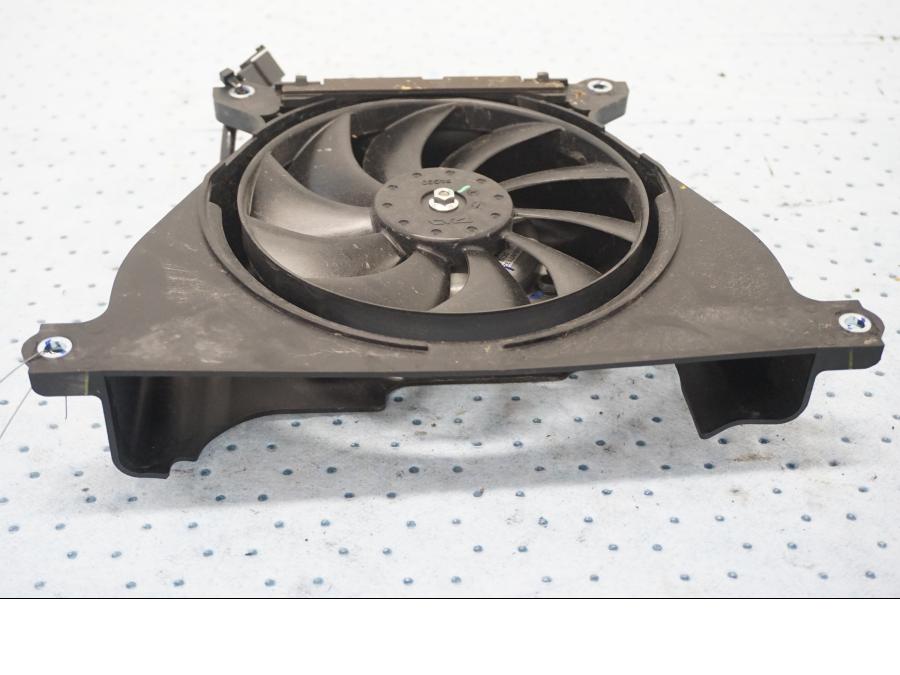 Baksidan på Vattenkylfläkt från en Kawasaki Z 650 ABS -2020 motorcykel.