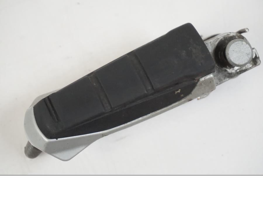 Snett nerifrån på Fotpinne från en BMW F 650 CS -2002 motorcykel.