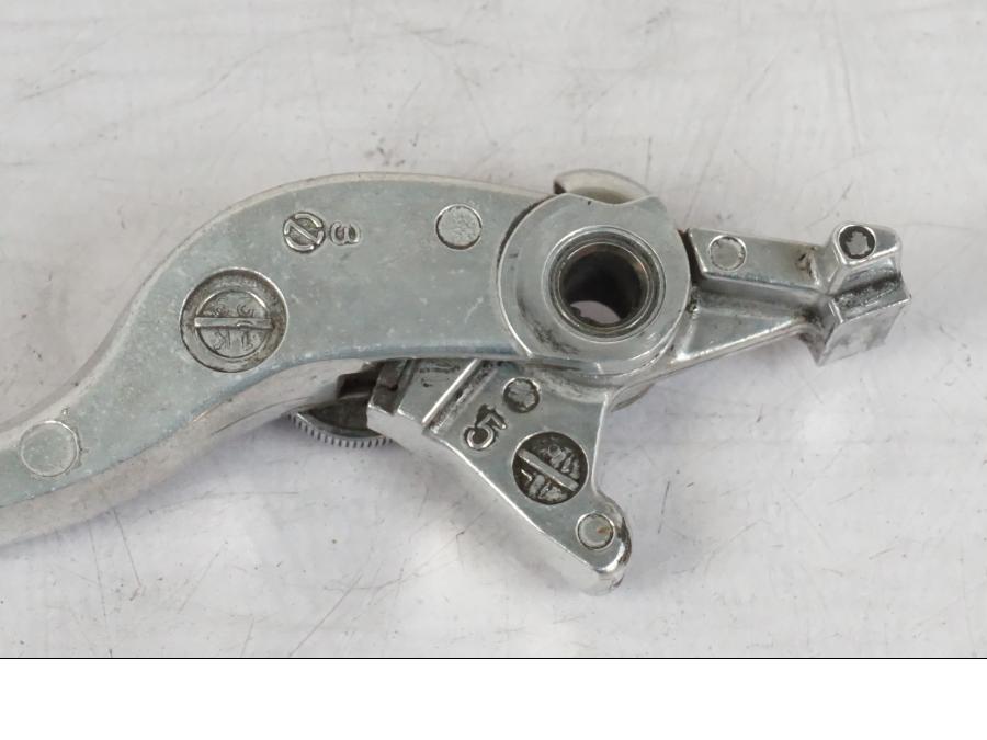 Snett nerifrån på Bromsgrepp från en Suzuki VL 800 -2002 motorcykel.