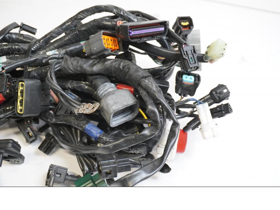 Vänster sida på Kabelstam från en Triumph Street Triple R -2011 motorcykel.