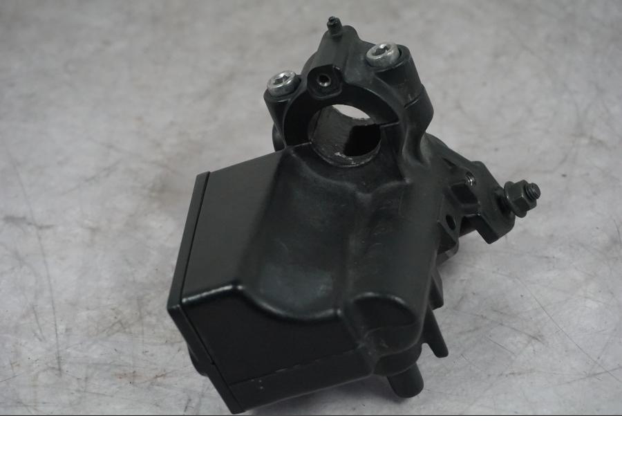 Vänster sida på Bromshuvudcylinder från en Triumph Tiger Explorer -2016 motorcykel.