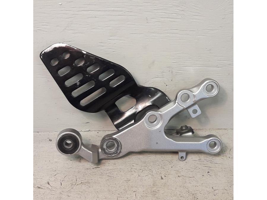 Framsidan på Fotpinnefäste från en Yamaha YZF R6 -2006 motorcykel.