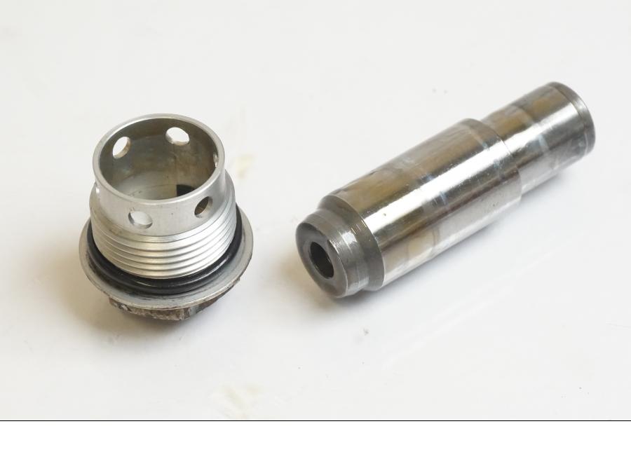 Höger sida på Kamkedjesträckare från en KTM 1190 Adventure -2015 motorcykel.