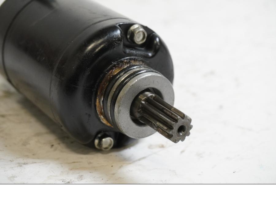 Baksidan på Startmotor från en Kawasaki ZX-10R -2008 motorcykel.