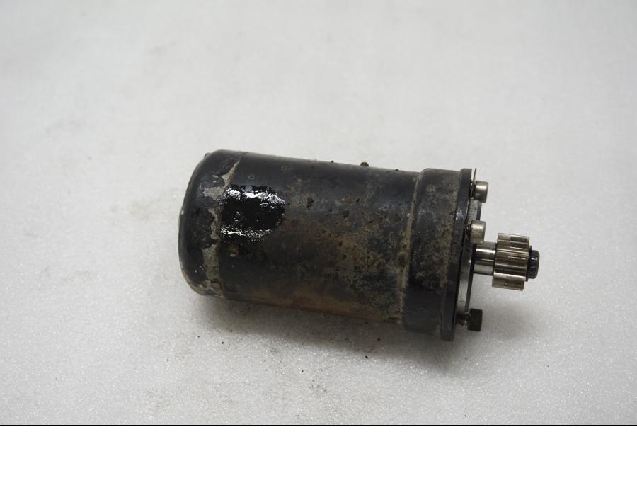 Snett uppifrÄn pÄ Startmotor frÄn en Ducati Monster 696 -2010 motorcykel.