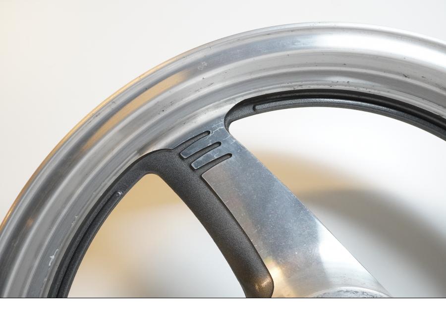 Extrabild4 på Fälg från en Suzuki VZ 800 -2000 motorcykel.