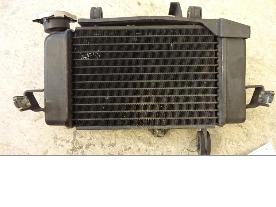 Framsidan på Vattenkyl från en Yamaha YZF-R 125 -2010 motorcykel.