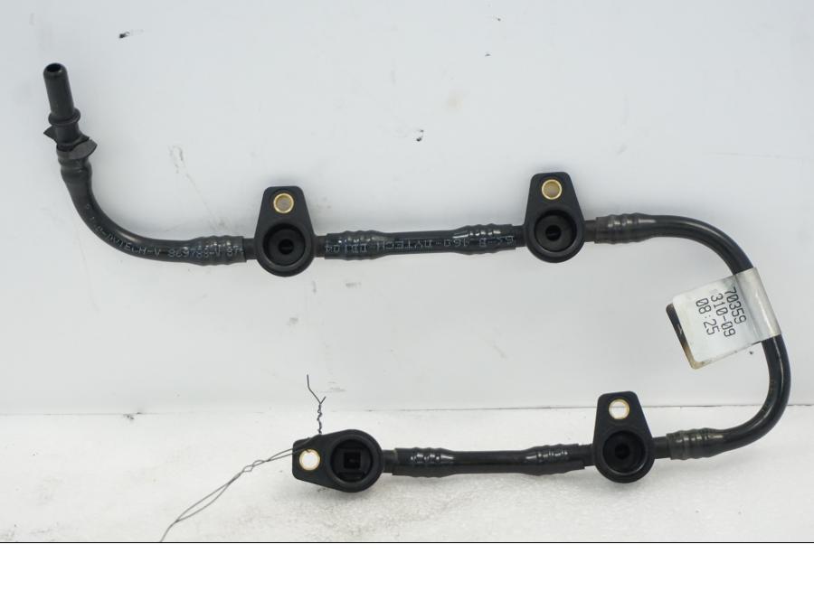 Baksidan på Bensinledning från en Aprilia RSV 1000 -2010 motorcykel.