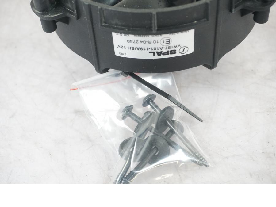 Snett nerifrån på Vattenkylfläkt från en KTM 1290 Super Adventure S -2022 motorcykel.