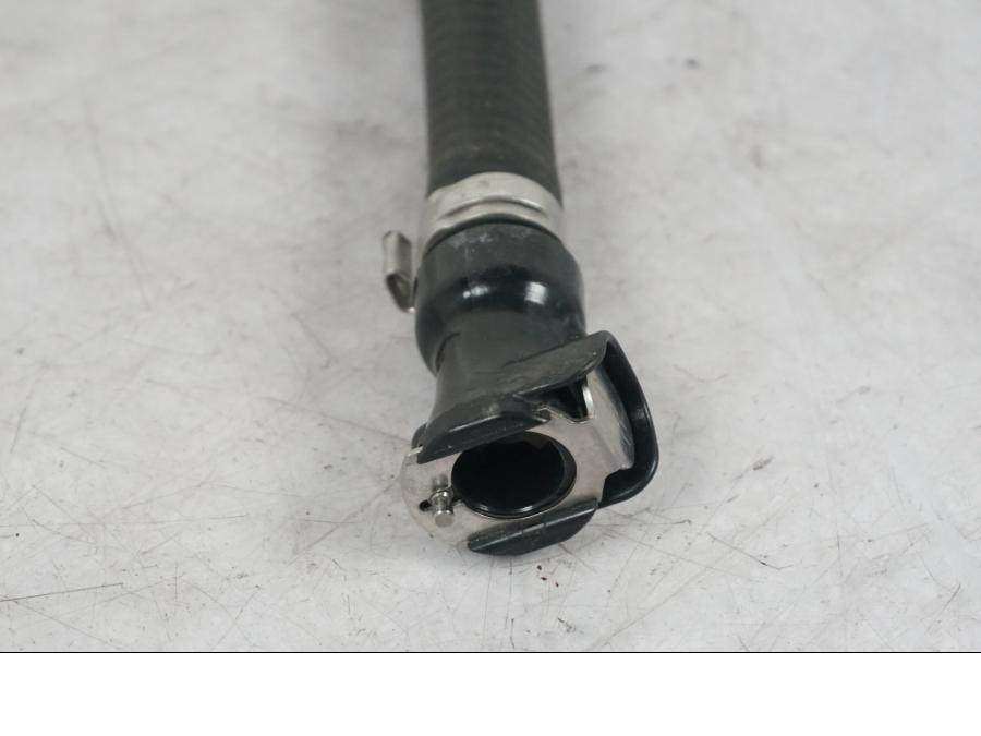 Snett nerifrån på Bensinledning från en KTM 690 SM R -2009 motorcykel.