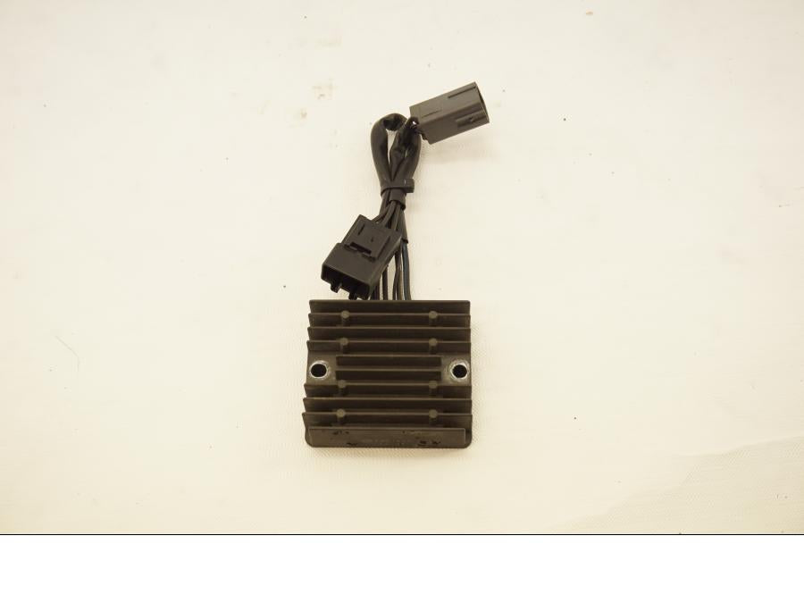 Framsidan på Likriktare från en Kawasaki ZX-6R -2008 motorcykel.