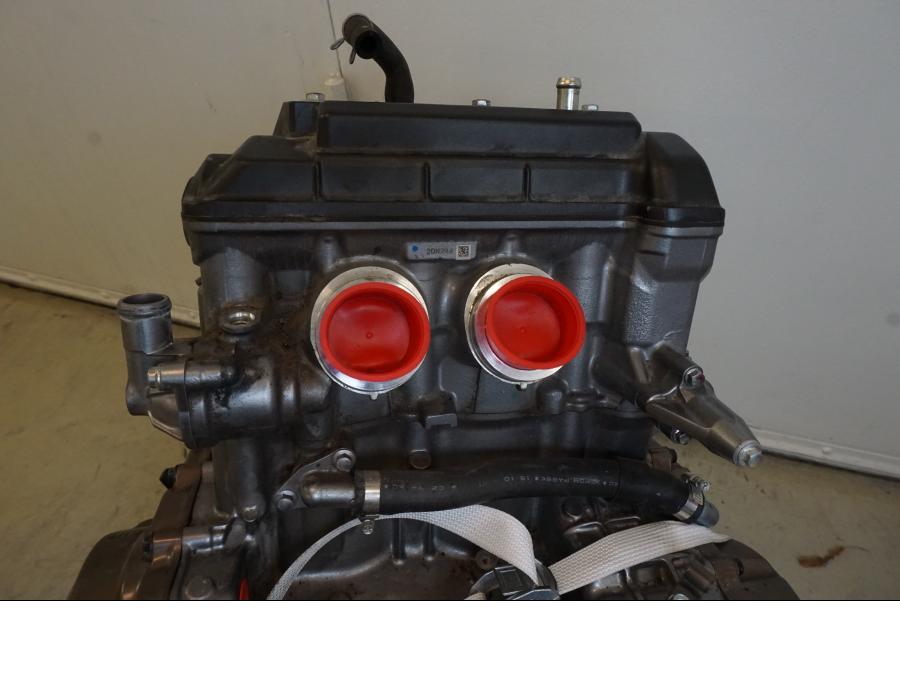 Snett nerifrån på Reservdelsmotor från en Honda CRF 1000 Africa Twin -2016 motorcykel.