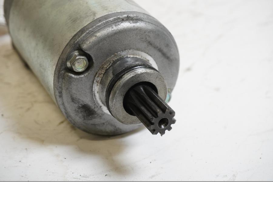 Baksidan på Startmotor från en BMW K 1200 S -2006 motorcykel.