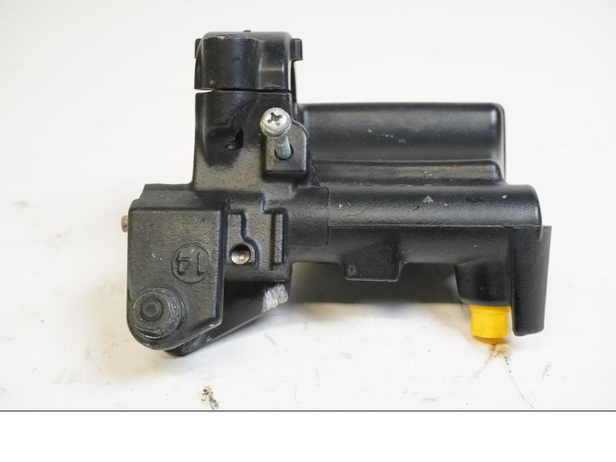 Höger sida på Kopplingshuvudcylinder från en Yamaha FJR 1300 -2016 motorcykel.