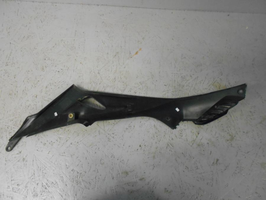 Baksidan på Bensintankskåpa från en BMW S 1000 RR -2017 motorcykel.