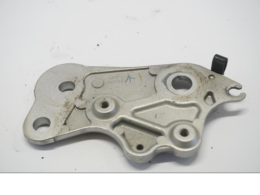 Baksidan pÄ FotpinnefÀste inre frÄn en Yamaha MT-07 -2014 motorcykel.