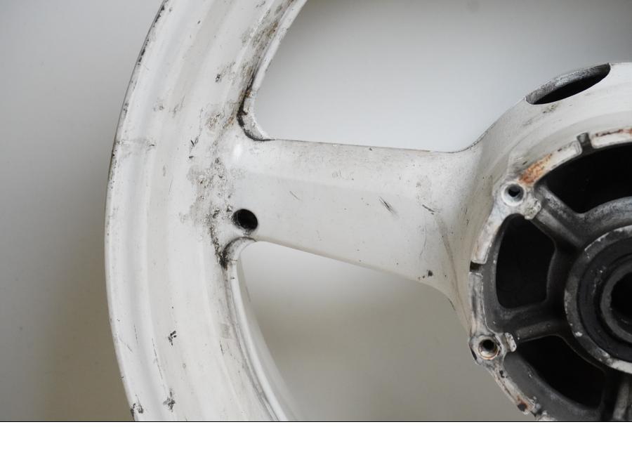 Extrabild6 på Fälg från en Yamaha YZF R6 -2000 motorcykel.