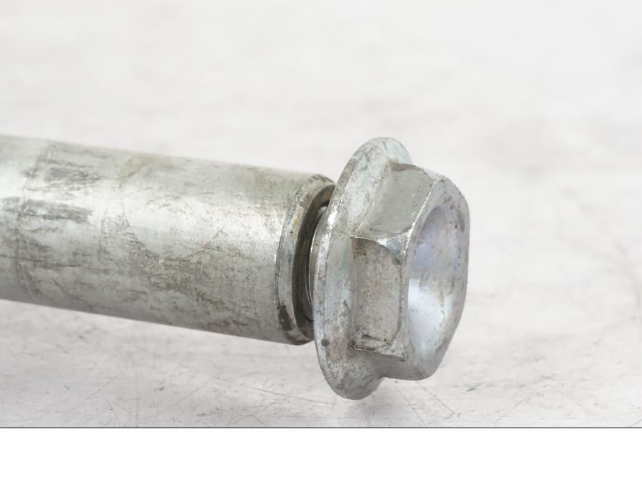 Höger sida på Axel från en Honda NT 650 V -2002 motorcykel.