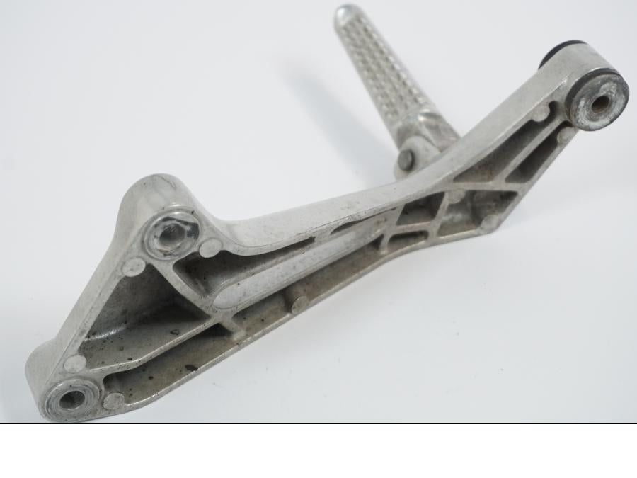 Snett nerifrån på Fotpinnefäste från en Honda VTR 1000 F -1999 motorcykel.