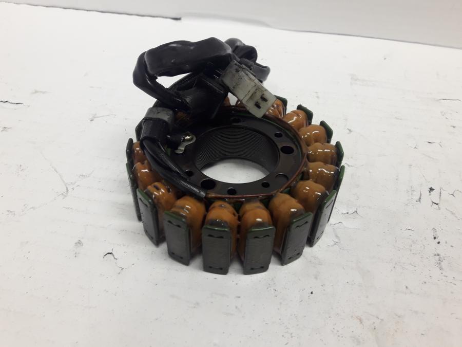 Framsidan på Generator från en Kawasaki VN 800 -1995 motorcykel.