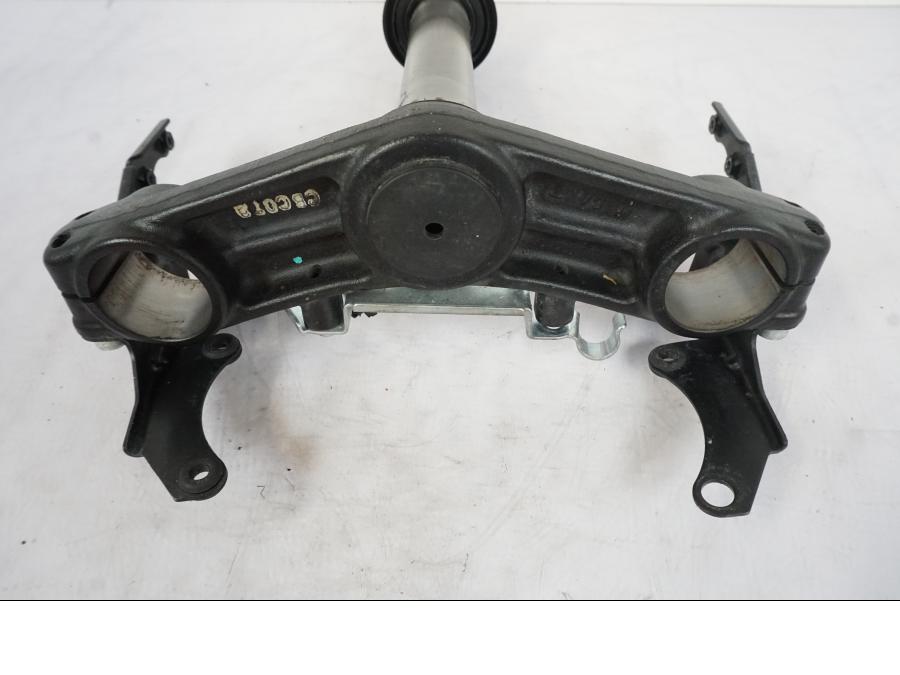 Snett nerifrån på Gaffelkrona från en Kawasaki ER-6N -2012 motorcykel.